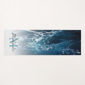 Dunkelblaues Meerwasser abstrakt Monogram Yogamatte (Vorderseite (Horizontal))