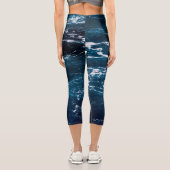 Dunkelblaues Meerwasser aus Schwerschaum Capri Leggings (Rückseite)