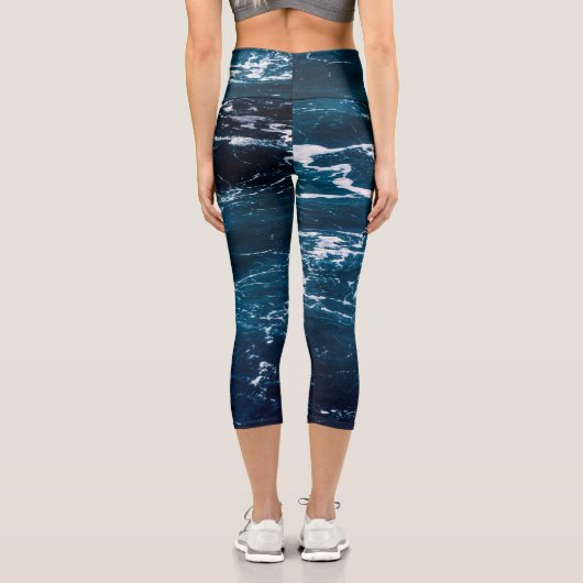 Dunkelblaues Meerwasser aus Schwerschaum Capri Leggings (Rückseite)