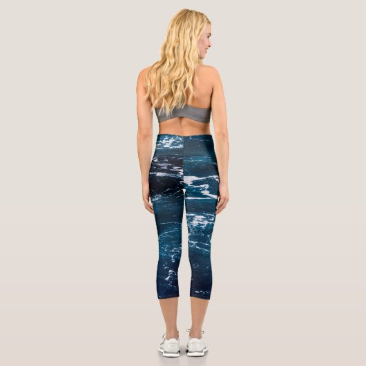 Dunkelblaues Meerwasser aus Schwerschaum Capri Leggings (Rückseite)