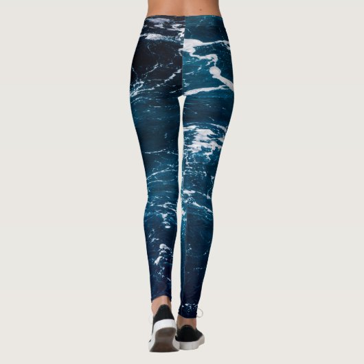 Dunkelblaues Meerwasser aus Schwerschaum Leggings (Rückseite)