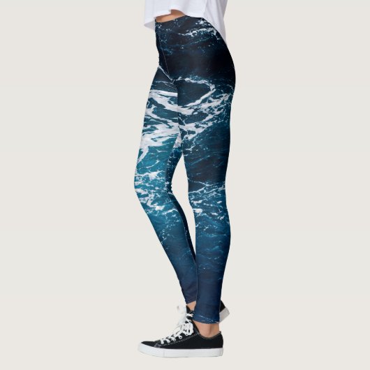 Dunkelblaues Meerwasser aus Schwerschaum Leggings (Links)
