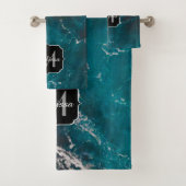 Dunkelblaues Meerwasser Monogram Badhandtuch Set (Insitu)