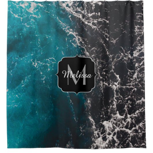 Dunkelblaues Meerwasser Monogram Duschvorhang (Vorderseite)