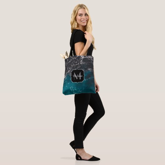 Dunkelblaues Meerwasser Monogram Tasche (Am Model)