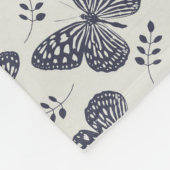 Dunkelblaues Schmetterlingsmuster auf grauem Hinte Fleecedecke (Ecke)
