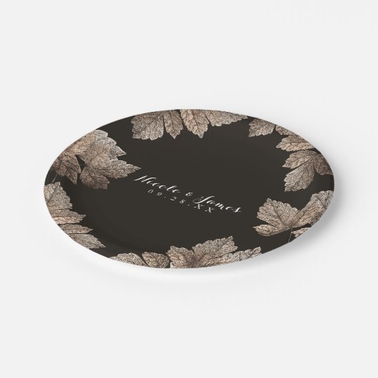 Dunkelbraun & Bronze-Blätter Rustikaler Fall Pappteller (Schrägansicht)