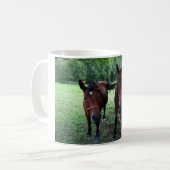Dunkelbraune Pferde auf Weide Kaffeetasse (Vorderseite Links)