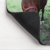Dunkelbraune Pferde auf Weide Mousepad (Ecke)