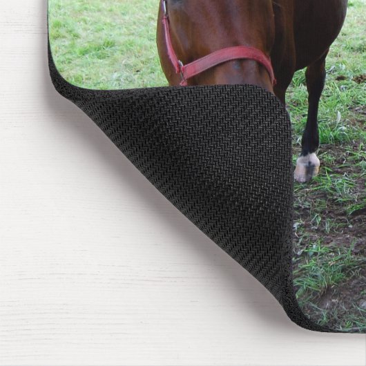 Dunkelbraune Pferde auf Weide Mousepad (Ecke)