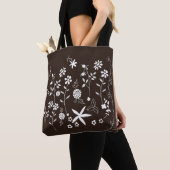 Dunkelbraune Tasche mit weißen Blume (Von Nahem)