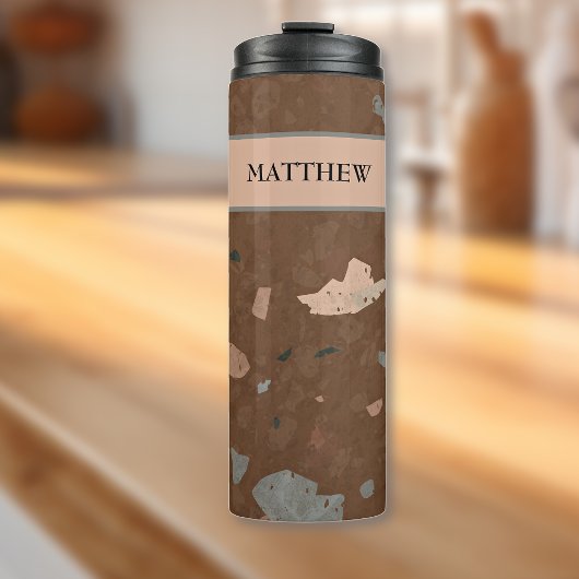 Dunkelbraune und erdfarbene Tones Terrazzo Muster  Thermosbecher