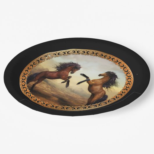 Dunkelbraune und hellbraune Friesen Pappteller (Schrägansicht)