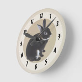 Dunkelbraune und weiße Mini-Rex-Kaninchen Runde Wanduhr (Winkel)