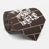 Dunkelbraune Ziegelsteine - Maßgeschneiderter Text Krawatte (Gerollt)