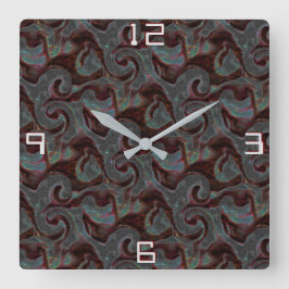 Dunkelfarbene, geschnitzte Spiralteile und Striche Quadratische Wanduhr