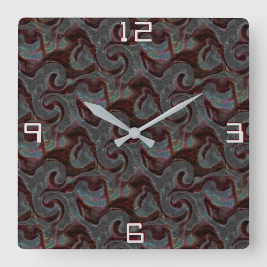 Dunkelfarbene, geschnitzte Spiralteile und Striche Quadratische Wanduhr (Vorderseite)