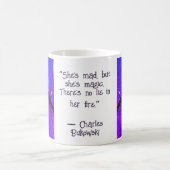 Dunkelflügelige Figur, die über den Raum fliegt & Kaffeetasse (Mittel)