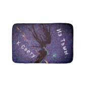 Dunkelflügelige Figur, die über den Weltraum flieg Badematte (Vorderseite)