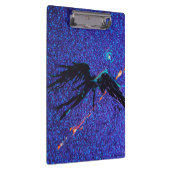 Dunkelflügelige Figur, die über den Weltraum flieg Klemmbrett (Rechts)