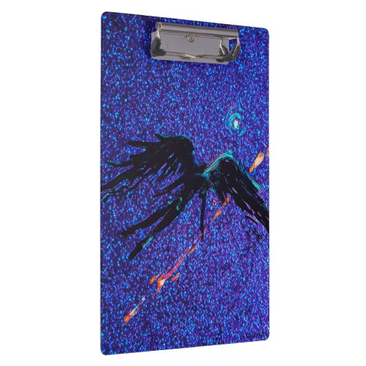 Dunkelflügelige Figur, die über den Weltraum flieg Klemmbrett (Rechts)