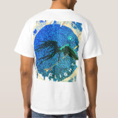 Dunkelflügelige Figur, die über den Weltraum flieg T-Shirt (Rückseite)