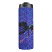 Dunkelflügelige Figur, die über den Weltraum flieg Thermosbecher (Vorderseite)