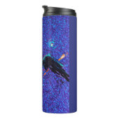 Dunkelflügelige Figur, die über den Weltraum flieg Thermosbecher (Nach rechts gedreht)