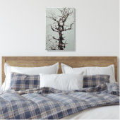 Dunkelgeflechteter, wetterbedeckter Baum am Blauen Leinwanddruck (Insitu (Schlafzimmer))