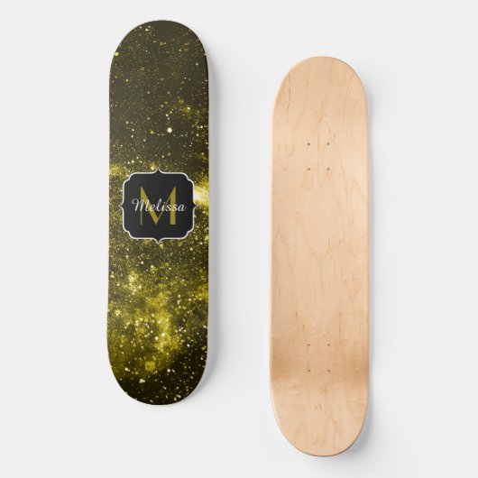 Dunkelgelbe abstrakte Galaxie Monogram Skateboard (Vorderseite)