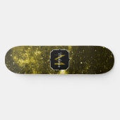 Dunkelgelbe abstrakte Galaxie Monogram Skateboard (Horizontal)