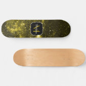 Dunkelgelbe abstrakte Galaxie Monogram Skateboard (Horizontal)