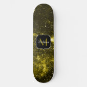 Dunkelgelbe abstrakte Galaxie Monogram Skateboard (Vorderseite)