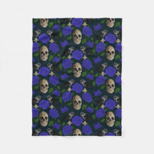 Dunkelgotische grungy Rose Vines Raven Skull blue Fleecedecke