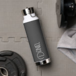 Dunkelgrau Moderne Typografie Personalisiert Trinkflasche<br><div class="desc">Eine trendige,  vakuumisolierte Wasserflasche mit personalisiertem Namen in Weiß,  moderner Typografie auf dunkelgrauem Hintergrund. Stellen Sie die Flasche nach Belieben durch Bearbeiten und Ersetzen des Namens durch Ihren eigenen Namen ein. Ideal für ein Geburtstagsgeschenk,  Hochzeitsgeschenk,  Trauzeuge,  etc. Wählen Sie Ihre Wasserflasche. Wählen Sie Ihre Wasserflasche.</div>