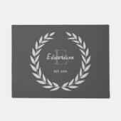 Dunkelgrau rustikaler Kranz Familienname Est. Fußmatte (Vorderseite)