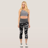 Dunkelgrau-Schwarz-Weiß-Camouflage-Muster Capri Leggings (Vorderseite)