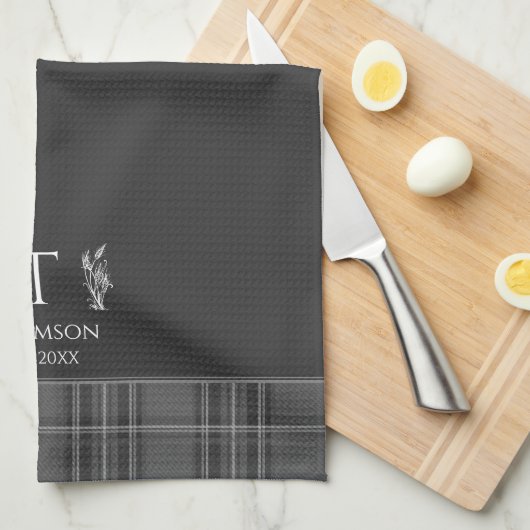 Dunkelgrau Tartan Custom Monogram Charcoal Grau Geschirrtuch (Viertel Falte)