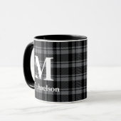 Dunkelgrau und Schwarz Kariert mit Monogrammname Tasse (Vorderseite Links)