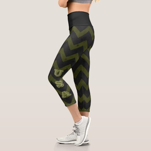 Dunkelgraue Armee grün Vintag Zickzack Monogramm Capri Leggings (Links)