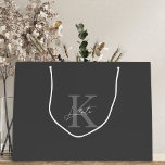 Dunkelgraue Monogram Bridesmaid Vorschlag Geschenk Große Geschenktüte<br><div class="desc">Hochzeitsgeschenk- und Brautparty-Geschenktasche mit klassisch modernem Monogramm mit individuellem Original und Namen.</div>