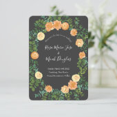 Dunkelgraue Peach Wedding Modern Floral Einladung (Stehend Vorderseite)