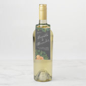 Dunkelgraue Peach Wedding Modern Floral Flaschenanhänger (Auf Flasche)