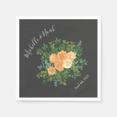 Dunkelgraue Peach Wedding Modern Floral Serviette (Vorderseite)