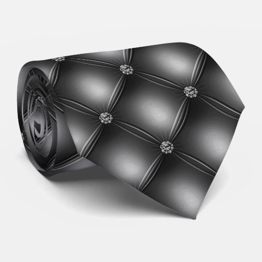 Dunkelgrauer Hintergrund und Perlen Krawatte (Gerollt)