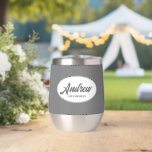 Dunkelgrauer Stylisierter Name - Hochzeitssender T<br><div class="desc">Gönnen Sie Ihrem Hochzeitsreisenden einen Trauzeuge mit diesem personalisierten Edelstahl-Edelstahlwascher,  der in einem weißen,  ovalen Design in einem stilisierten Drehbuch seinen Namen trägt. Hintergrundfarbe und Skript ist ein dunkelgrau. Personalisieren Sie Ihren Weinwäscher,  indem Sie den Namen mit dem gewünschten Namen bearbeiten und ersetzen. Erhältlich in vielen beliebten Hochzeitsfarben.</div>