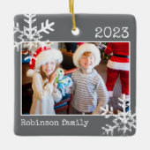 Dunkelgraues Foto Grenzen Weiße Schneeflocken Urla Keramikornament (Vorderseite)