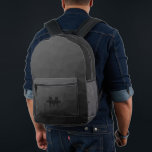 Dunkelgraues geometrisches Maschenmuster Monogram Bedruckter Rucksack<br><div class="desc">Dunkelgraues geometrisches Maschenmuster Monogramm gedruckter Rucksack. Coole Mode Accessoires Tasche für jeden. Dunkelgraues Dreieck geometrisches Mesh mit heller bis dunkler Ober-Farbverlauf Design. Erstellen Sie einen einzigartigen und personalisierten Rucksack mit einer benutzerdefinierten Touch! Modernes Monogramm mit Ihrem Initial und Ihrem Namen für diesen persönlichen Flair.</div>