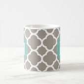 Dunkelgraues Monogramm Pink Quatrefolienmuster Kaffeetasse (Mittel)