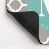 Dunkelgraues Monogramm Pink Quatrefolienmuster Mousepad (Ecke)